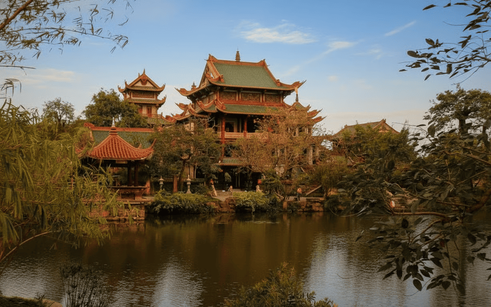 Ngôi chùa cổ kính với nước non hữu tình